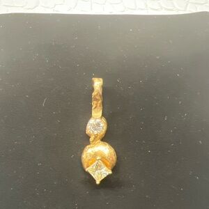 Elegant Gold Pendant with Sparkling Accents